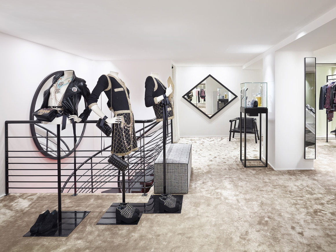 Chanel pops up in Courchevel  Retail store design, Store design